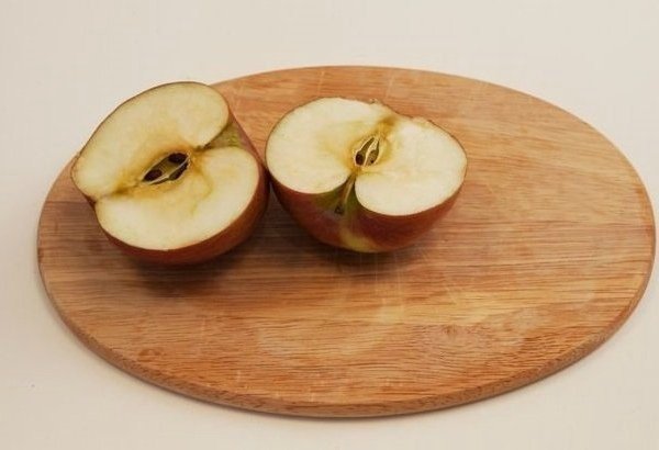 Яблоко разрезанное поперек