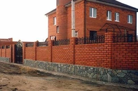 Дом из красного кирпича с забором