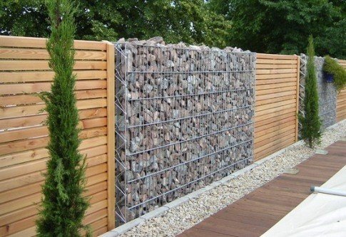 Горизонтальный деревянный забор с габионом