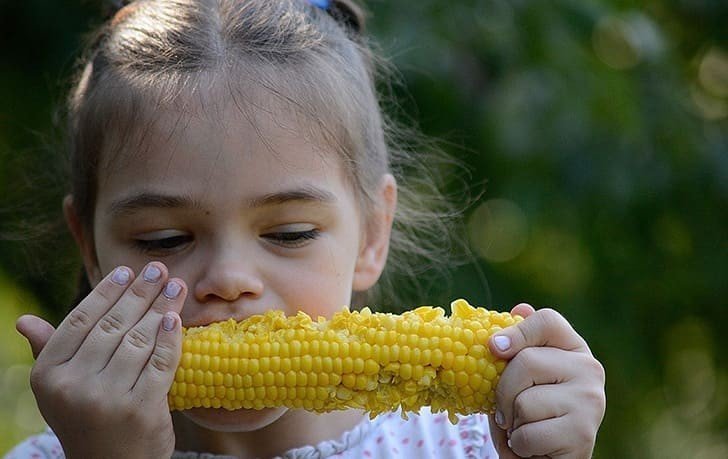 Девочка с кукурузой