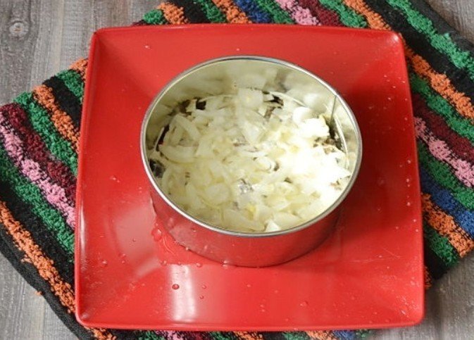Салат белоснежка с курицей и плавленным сыром