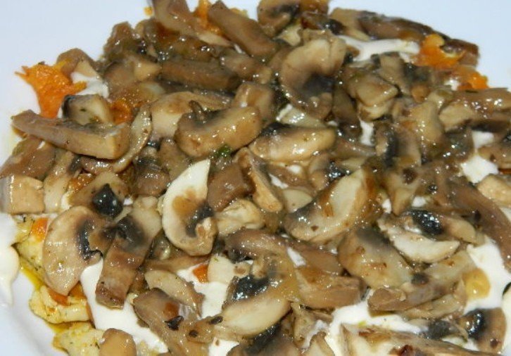 Салат с жареными грибами и чипсами
