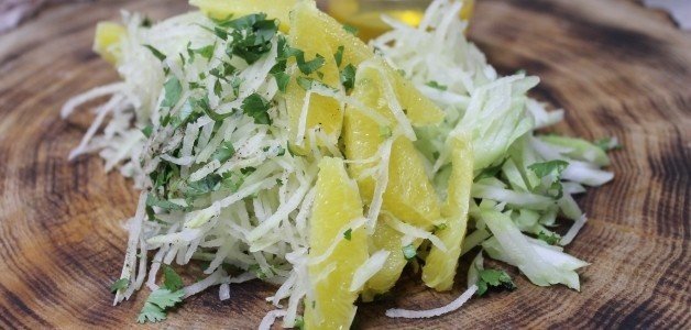 Салат витаминный из капусты огурца и салатных листьев