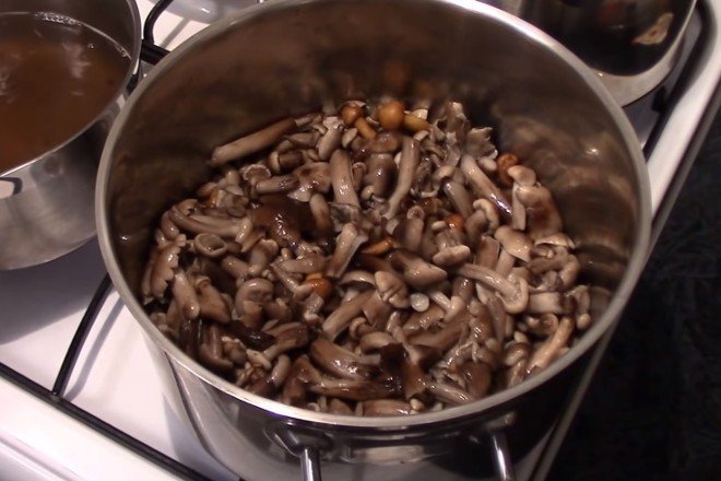 Приготовить грибы опята с рисом