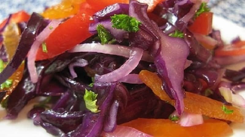Салат из краснокочанной капусты и болгарского перца