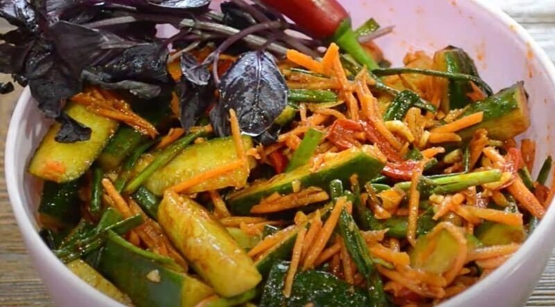 Огурцы по-корейски с морковью и приправой для корейской салат