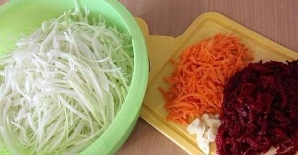 Салат из капусты с морковью и свеклой свежий