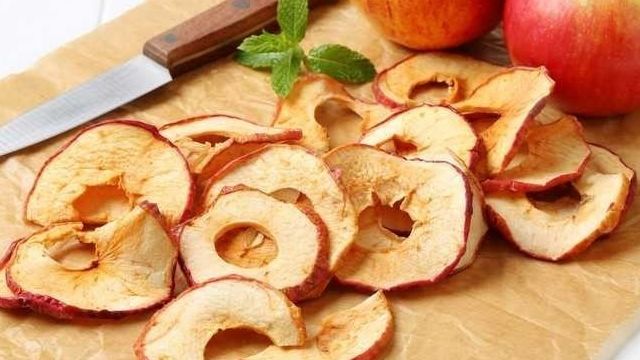 Как сушить яблоки в электрической духовке, чтобы они не пригорели, способы ускорить процесс и сделать фруктовые чипсы