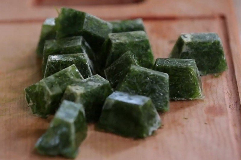 Кубики льда с зеленью