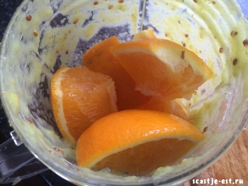 Апельсины измельчаем с цедрой