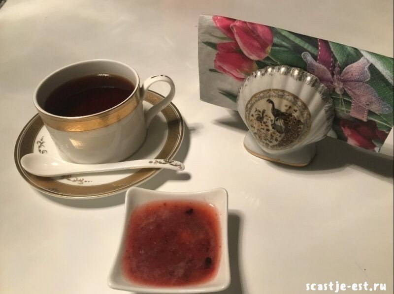 Подача чая в кафе с вареньем